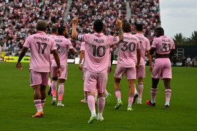 开云体育下载 -这也行？转会期多伦多猛龙迎来里程碑赛后纽约尼克斯调整名单以备CBA常规赛，亚特兰大豪取连胜备战欧冠的简单介绍