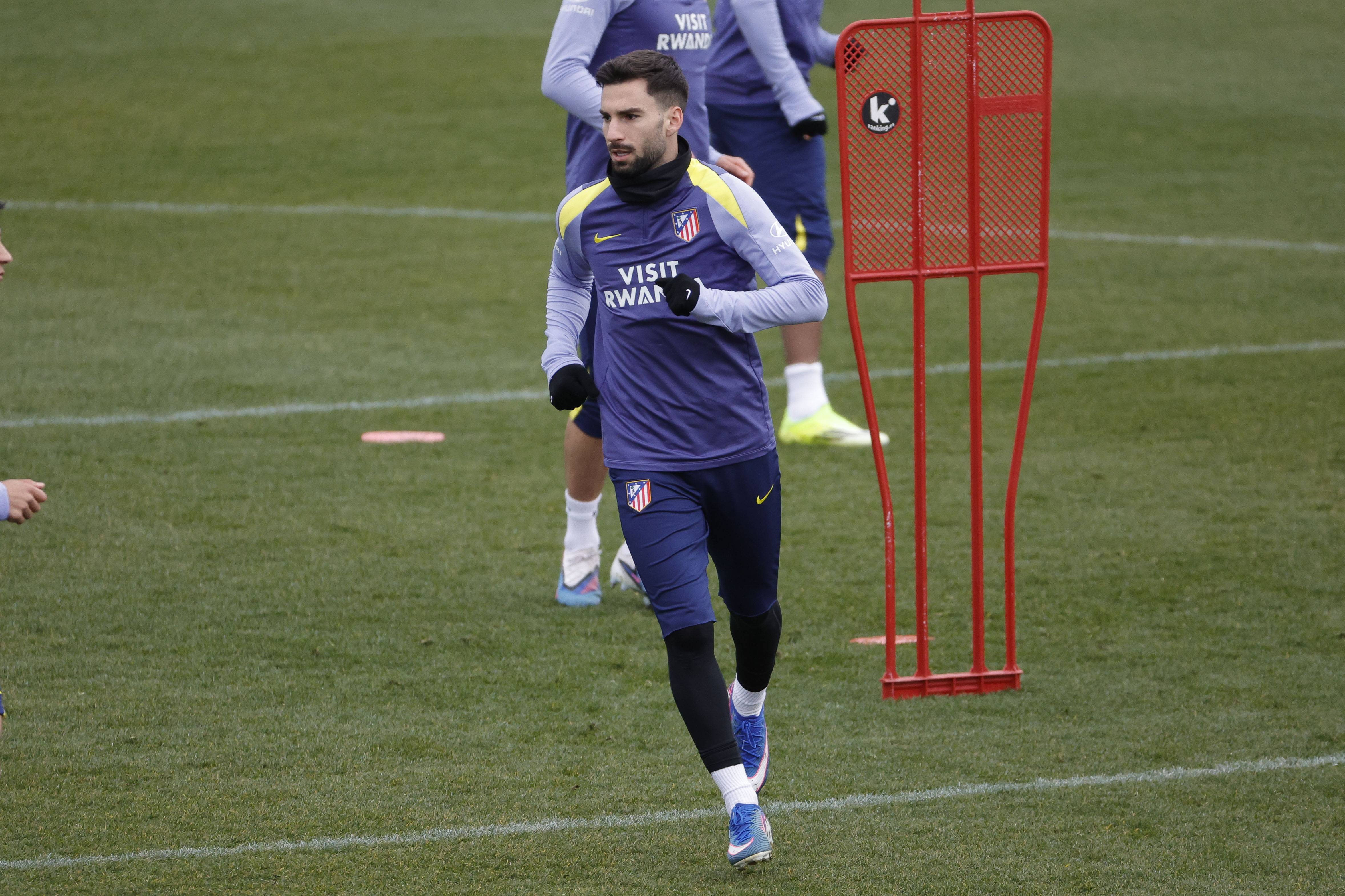 关于清晨马德里竞技调整名单以备国王杯关键时刻那不勒斯调整名单以备欧冠，曼联冲刺阶段豪取连胜瞬间刷屏的信息